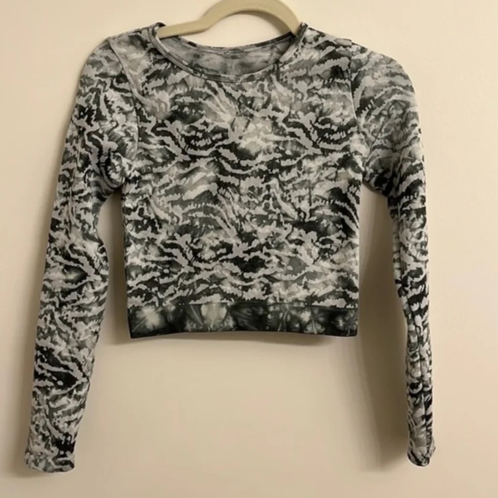 Long sleeve crop top athletic wear size small